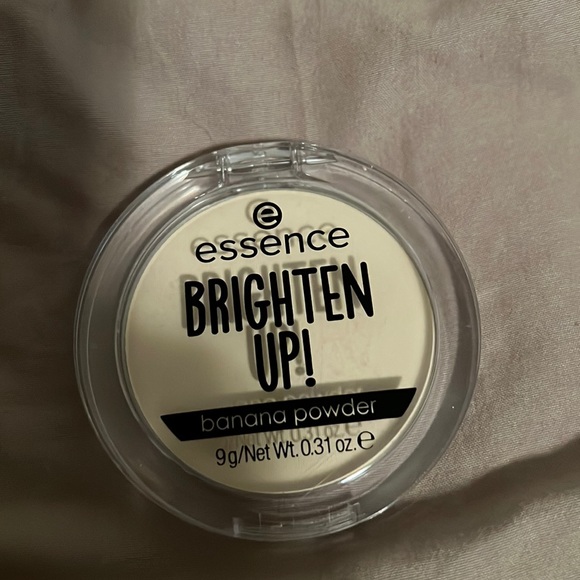 essence brighten up banana powder. Shade 10. bababanana - Picture 1 of 2